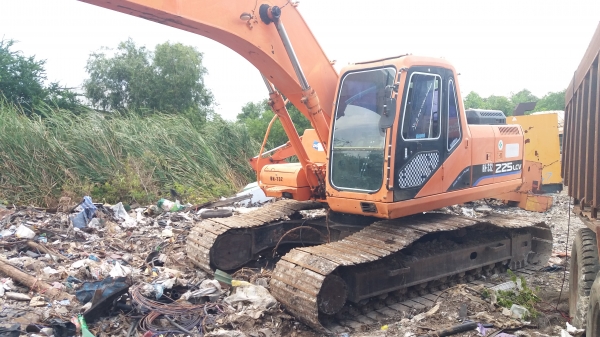 ขาย 695,000 DOOSAN SOLAR225LC-V ไฟฟ้าครบ  เครื่องดี ปั้มแรง เอวแน่น ช่วงล่างเต็ม รถสวยสภาพพร้อมใช้งาน เอกสารเล่มทะเบียน รถอยู่ กทม. 090-772-3710 090-772-3708