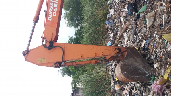 ขาย 695,000 DOOSAN SOLAR225LC-V ไฟฟ้าครบ  เครื่องดี ปั้มแรง เอวแน่น ช่วงล่างเต็ม รถสวยสภาพพร้อมใช้งาน เอกสารเล่มทะเบียน รถอยู่ กทม. 090-772-3710 090-772-3708