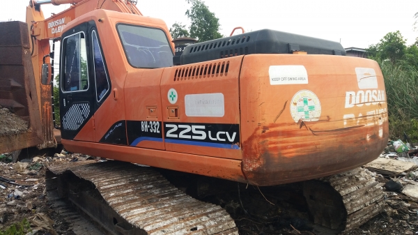 ขาย 695,000 DOOSAN SOLAR225LC-V ไฟฟ้าครบ  เครื่องดี ปั้มแรง เอวแน่น ช่วงล่างเต็ม รถสวยสภาพพร้อมใช้งาน เอกสารเล่มทะเบียน รถอยู่ กทม. 090-772-3710 090-772-3708
