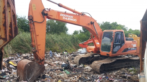 ขาย 695,000 DOOSAN SOLAR225LC-V ไฟฟ้าครบ  เครื่องดี ปั้มแรง เอวแน่น ช่วงล่างเต็ม รถสวยสภาพพร้อมใช้งาน เอกสารเล่มทะเบียน รถอยู่ กทม. 090-772-3710 090-772-3708