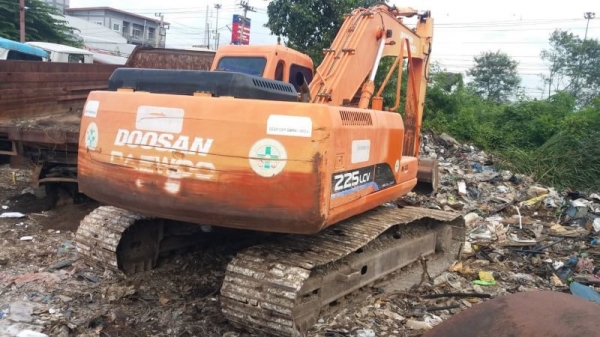 ขาย 695,000 DOOSAN SOLAR225LC-V ไฟฟ้าครบ  เครื่องดี ปั้มแรง เอวแน่น ช่วงล่างเต็ม รถสวยสภาพพร้อมใช้งาน เอกสารเล่มทะเบียน รถอยู่ กทม. 092-595-6777 061-446-2662 ญิ๋งยุ