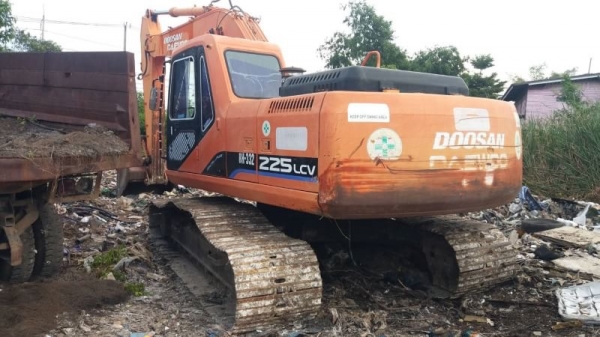 ขาย 695,000 DOOSAN SOLAR225LC-V ไฟฟ้าครบ  เครื่องดี ปั้มแรง เอวแน่น ช่วงล่างเต็ม รถสวยสภาพพร้อมใช้งาน เอกสารเล่มทะเบียน รถอยู่ กทม. 092-595-6777 061-446-2662 ญิ๋งยุ