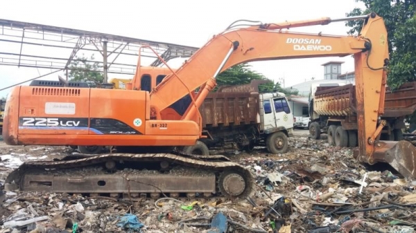 ขาย 695,000 DOOSAN SOLAR225LC-V ไฟฟ้าครบ  เครื่องดี ปั้มแรง เอวแน่น ช่วงล่างเต็ม รถสวยสภาพพร้อมใช้งาน เอกสารเล่มทะเบียน รถอยู่ กทม. 092-595-6777 061-446-2662 ญิ๋งยุ