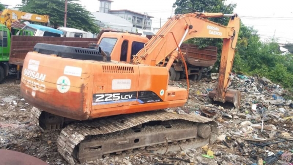 ขาย 695,000 DOOSAN SOLAR225LC-V ไฟฟ้าครบ  เครื่องดี ปั้มแรง เอวแน่น ช่วงล่างเต็ม รถสวยสภาพพร้อมใช้งาน เอกสารเล่มทะเบียน รถอยู่ กทม. 092-595-6777 061-446-2662 ญิ๋งยุ