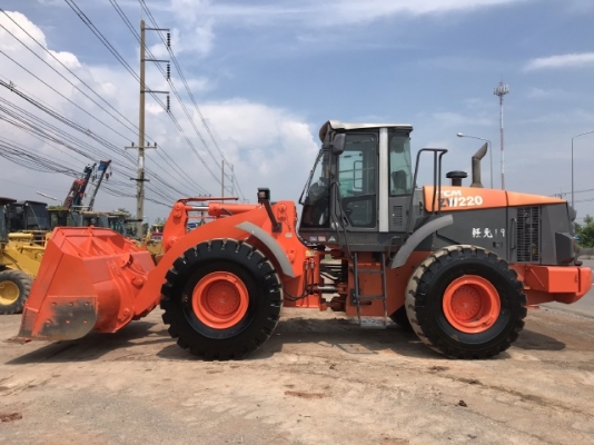 ขายรถตักล้อยาง HITACHI ZW220 นำเข้าเองจากญี่ปุ่น สภาพสวยพร้อมใช้งาน มีVDOการทำงานครับ