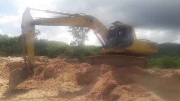 ขายแพคคู่2คันKOMATSU PC200-6 ไฟเต็มช่วงล่างสวยปี41กับปี49เอกสารเล่มทะเบียนทั้งสองคันราคา 1,3000,000
