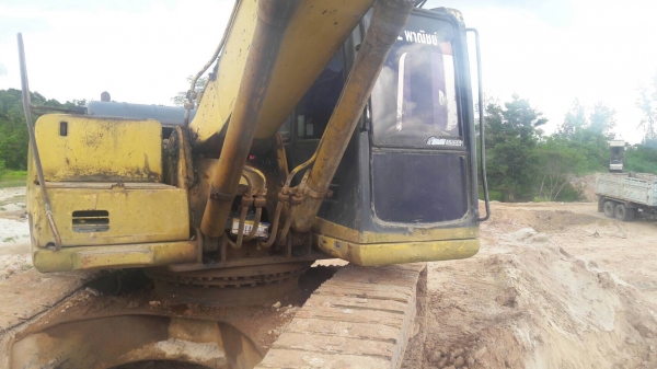ขายแพคคู่2คันKOMATSU PC200-6 ไฟเต็มช่วงล่างสวยปี41กับปี49เอกสารเล่มทะเบียนทั้งสองคันราคา 1,3000,000