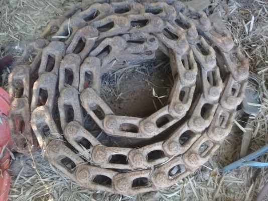 ขายโซ่ 45   ข้อ 1  เส้น  ต้องอัดสลักและบูชใหม่ราคา  2000 บาท และใบเแทรค มี  23 ใบ ราคาใบละ 150   บาท