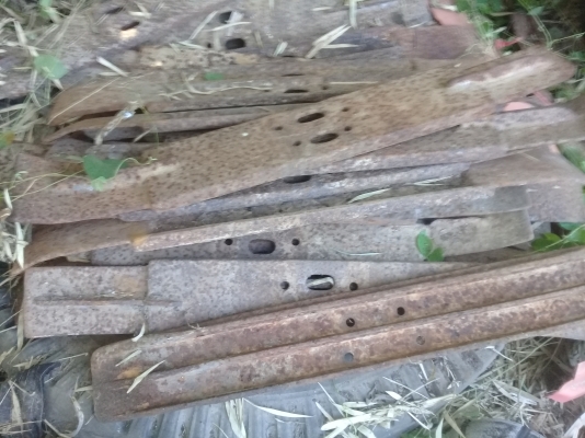 ขายโซ่ 45   ข้อ 1  เส้น  ต้องอัดสลักและบูชใหม่ราคา  2000 บาท และใบเแทรค มี  23 ใบ ราคาใบละ 150   บาท