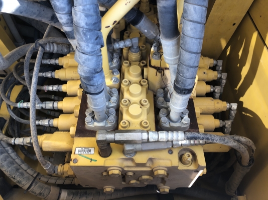 ขายรถแบคโฮมือสอง KOMATSU PC200-8LC ใช้งานเพียง 7 พันชั่วโมง สภาพนางฟ้า สวย แน่น เต็มทำงานสมบูรณ์ทุกระบบ รถพร้อมใช้งาน เอกสารเล่มทะเบียน รถอยู่ ลพบุรี สนใจติดต่อได้ที่0802719535 คุณเบียร์