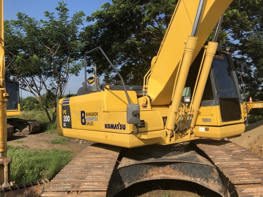 ขายรถแบคโฮมือสอง KOMATSU PC200-8LC ใช้งานเพียง 7 พันชั่วโมง สภาพนางฟ้า สวย แน่น เต็มทำงานสมบูรณ์ทุกระบบ รถพร้อมใช้งาน เอกสารเล่มทะเบียน รถอยู่ ลพบุรี สนใจติดต่อได้ที่0802719535 คุณเบียร์