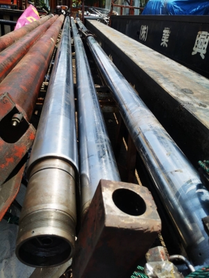 งานตรวจเช็คกระบอกยืดบูม35ตัน12ล้อมีอาการคตและสีกระบอกเป็นรอยเนื่องจากใช้งานผิดประเภท