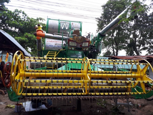 ต้องการขายรถเกี่ยวข้าวบางไทรการช่าง