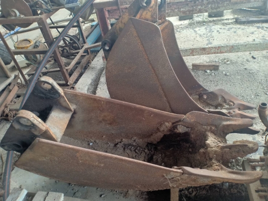 บุ้งกี๋ เก่านอก จำนวน 1 คู่  ขายอันละ 5,000บาท