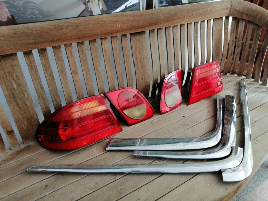 ขายไฟท้ายและคิ้วเลสกันชนหลังของเบ๊นซ์ตากลม W210 สภาพสวย ขายไฟท้ายและคิ้วเลสกันชนหลังของเบ๊นซ์ตากลม W210 สภาพสวย