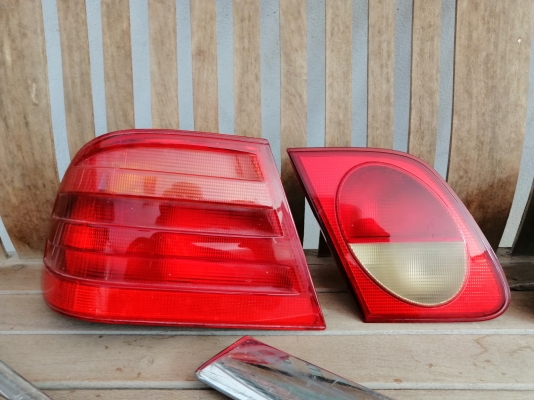 ขายไฟท้ายและคิ้วเลสกันชนหลังของเบ๊นซ์ตากลม W210 สภาพสวย ขายไฟท้ายและคิ้วเลสกันชนหลังของเบ๊นซ์ตากลม W210 สภาพสวย