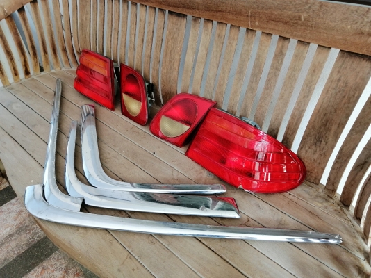 ขายไฟท้ายและคิ้วเลสกันชนหลังของเบ๊นซ์ตากลม W210 สภาพสวย ขายไฟท้ายและคิ้วเลสกันชนหลังของเบ๊นซ์ตากลม W210 สภาพสวย