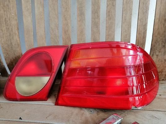 ขายไฟท้ายและคิ้วเลสกันชนหลังของเบ๊นซ์ตากลม W210 สภาพสวย ขายไฟท้ายและคิ้วเลสกันชนหลังของเบ๊นซ์ตากลม W210 สภาพสวย