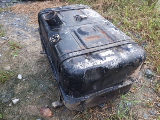 ขายถูกๆครับ ถังน้ำมัน สำหรับรถบรทุก ขนาด 200 ลิตร เก่านอก 53X94X40 cm ขายถูกๆครับ ถังน้ำมัน สำหรับรถบรทุก ขนาด 200 ลิตร เก่านอก 53X94X40 cm