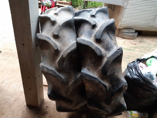 ยางรถไถขอบ12.4.24สภาพดีสวยพร้อมใช้สนใจสอบถามมาคับ