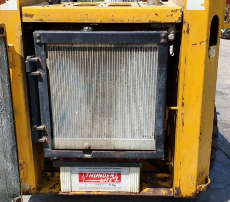 ขายด่วน175,000รถตักยกป๊อบแคทตักยก0.8ตันคิวยกสูง3เมตรรถขับเคลื่อน4ล้อระบบเกียทอกยางตัน4เส้นรถนอกเพื่งนำเข้ามายังไม่เคยใช้งานในเมืองไทยเลย