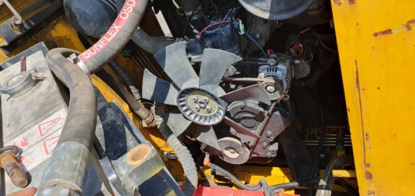 ขายด่วน175,000รถตักยกป๊อบแคทตักยก0.8ตันคิวยกสูง3เมตรรถขับเคลื่อน4ล้อระบบเกียทอกยางตัน4เส้นรถนอกเพื่งนำเข้ามายังไม่เคยใช้งานในเมืองไทยเลย