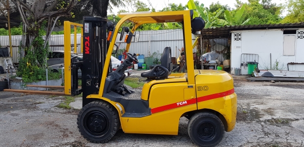 ขายรถยกโฟล์คลิฟท์ TCM ขนาด 3ตัน เสา 3 ตอน สูง 4.35 เมตร ติดตั้งอุปกรณ์พิเศษไซด์ชิฟ รถญี่ปุ่น