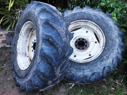 ขายล้อหลังใส่รถไถฟอร์ด 1 คู่ ยางพร้อมล้อกระทะขอบ18.4-30