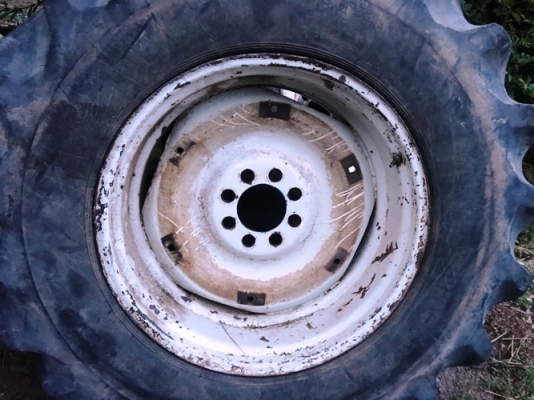 ขายล้อหลังใส่รถไถฟอร์ด 1 คู่ ยางพร้อมล้อกระทะขอบ18.4-30