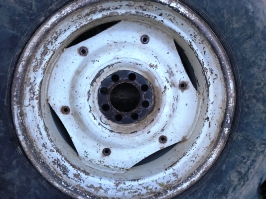 ขายล้อหลังใส่รถไถฟอร์ด 1 คู่ ยางพร้อมล้อกระทะขอบ18.4-30