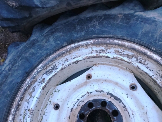 ขายล้อหลังใส่รถไถฟอร์ด 1 คู่ ยางพร้อมล้อกระทะขอบ18.4-30