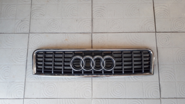 กระจังหน้า Audi A4 แท้