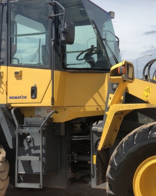 ขายรถตักล้อยาง KOMATSU WA320-5 นำเข้าเองจากญี่ปุ่น สภาพสวยพร้อมใช้ มีVDOการทำงานครับ ขายรถตักล้อยาง KOMATSU WA320-5 นำเข้าเองจากญี่ปุ่น สภาพสวยพร้อมใช้ มีVDOการทำงานครับ
