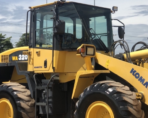 ขายรถตักล้อยาง KOMATSU WA320-5 นำเข้าเองจากญี่ปุ่น สภาพสวยพร้อมใช้ มีVDOการทำงานครับ ขายรถตักล้อยาง KOMATSU WA320-5 นำเข้าเองจากญี่ปุ่น สภาพสวยพร้อมใช้ มีVDOการทำงานครับ