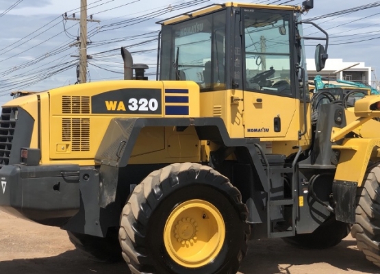 ขายรถตักล้อยาง KOMATSU WA320-5 นำเข้าเองจากญี่ปุ่น สภาพสวยพร้อมใช้ มีVDOการทำงานครับ ขายรถตักล้อยาง KOMATSU WA320-5 นำเข้าเองจากญี่ปุ่น สภาพสวยพร้อมใช้ มีVDOการทำงานครับ