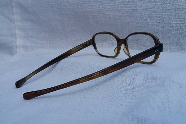 แว่นสายตาอเมริกันวินเทจ 'ก้านขาตรง' อัตลักษณ์เฉพาะของ 'เอโอ' งานสร้างทศวรรษที่ '80s สภาพเทพ / เก่าเก็บ / งามกริ๊บ ! กรอบคลาสสิค - อะซีเทตลายกระ เลนส์มัลติโค้ทคุณภาพสูง ใสปิ๊ง ค่าสายต แว่นสายตาอเมริกันวินเทจ 'ก้านขาตรง' อัตลักษณ์เฉพาะของ 'เอโอ' งานสร้างทศวรรษที่ '80s สภาพเทพ / เก่าเก็บ / งามกริ๊บ ! กรอบคลาสสิค - อะซีเทตลายกระ เลนส์มัลติโค้ทคุณภาพสูง ใสปิ๊ง ค่าสายต