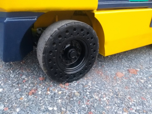 ขายรถยก KOMATSU FD30-14 เครื่องดีเซล 4D94E เสาสูง 5 เมตร ยกได้ 3 ตัน เกียร์ออโต้ ยางตันหน้า-หลัง รถนอกนำเข้า ติดต่อ 063-5628992 ID line: vorakrit1970
