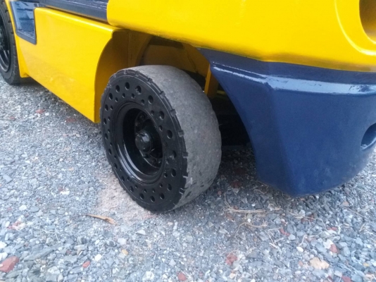 ขายรถยก KOMATSU FD30-14 เครื่องดีเซล 4D94E เสาสูง 5 เมตร ยกได้ 3 ตัน เกียร์ออโต้ ยางตันหน้า-หลัง รถนอกนำเข้า ติดต่อ 063-5628992 ID line: vorakrit1970