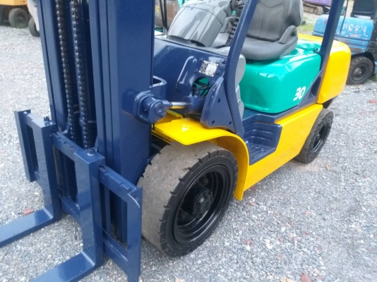 ขายรถยก KOMATSU FD30-14 เครื่องดีเซล 4D94E เสาสูง 5 เมตร ยกได้ 3 ตัน เกียร์ออโต้ ยางตันหน้า-หลัง รถนอกนำเข้า ติดต่อ 063-5628992 ID line: vorakrit1970