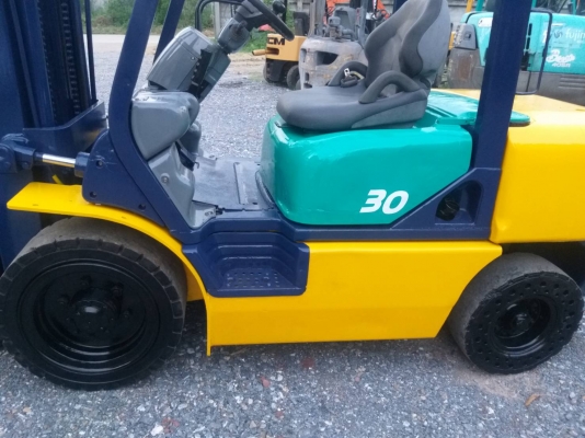 ขายรถยก KOMATSU FD30-14 เครื่องดีเซล 4D94E เสาสูง 5 เมตร ยกได้ 3 ตัน เกียร์ออโต้ ยางตันหน้า-หลัง รถนอกนำเข้า ติดต่อ 063-5628992 ID line: vorakrit1970