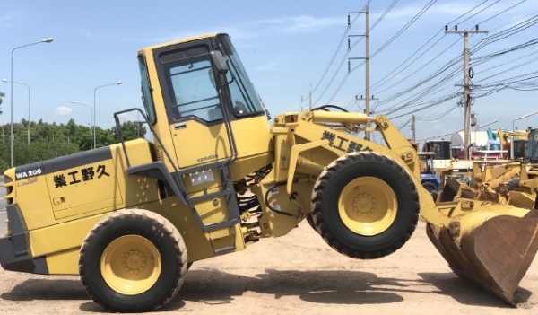 ขายรถตักล้อยาง KOMATSU WA200-3 รถนอกนำเข้าจากญี่ปุ่น สภาพสวยพร้อมใช้ มีVDOการทำงานครับ