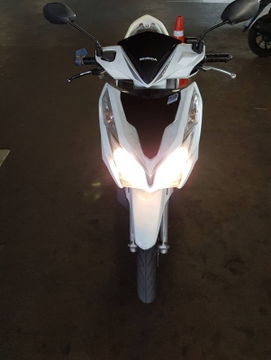 Click 125i สีขาวน้ำตาล