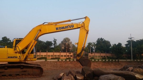 ขายKOMATSU PC200-8 ไมล์12,000ชม.สภาพสวยเอกสารอินวอยราคา 1,280,000