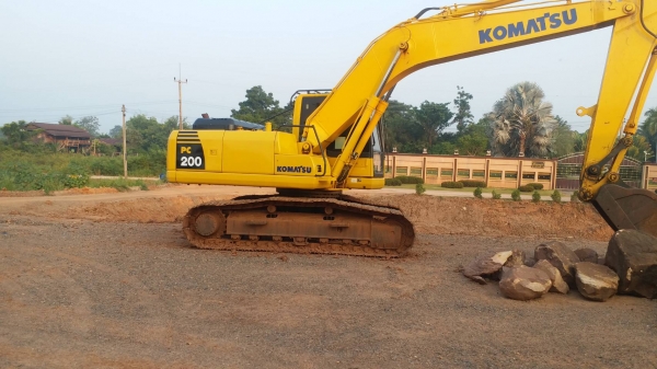 ขายKOMATSU PC200-8 ไมล์12,000ชม.สภาพสวยเอกสารอินวอยราคา 1,280,000