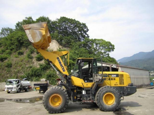 ขาย รถตัก KOMATSU WA320-7 ปี2015 นำเข้าจากญี่ปุ่น ระบบดี สีเดิมทั้งคัน ขายถูก โทร.090-986-2521 อ๊อบ