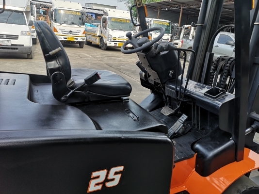 รถยกไฟฟ้านั่งขับ น้ำหนักยก 2.5 ตัน เสาสูง 3 เมตร เข้าตู้แผงงาสไลด์