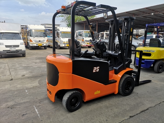 รถยกไฟฟ้านั่งขับ น้ำหนักยก 2.5 ตัน เสาสูง 3 เมตร เข้าตู้แผงงาสไลด์