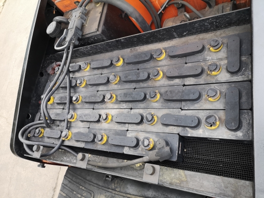 รถยกไฟฟ้านั่งขับ น้ำหนักยก 2.5 ตัน เสาสูง 3 เมตร เข้าตู้แผงงาสไลด์