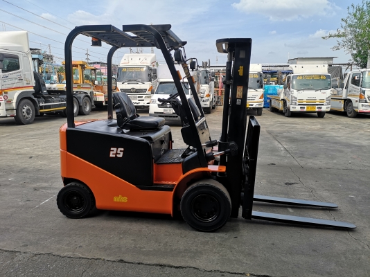 รถยกไฟฟ้านั่งขับ น้ำหนักยก 2.5 ตัน เสาสูง 3 เมตร เข้าตู้แผงงาสไลด์