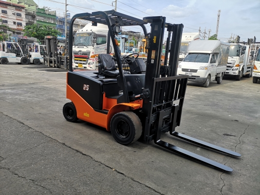 รถยกไฟฟ้านั่งขับ น้ำหนักยก 2.5 ตัน เสาสูง 3 เมตร เข้าตู้แผงงาสไลด์